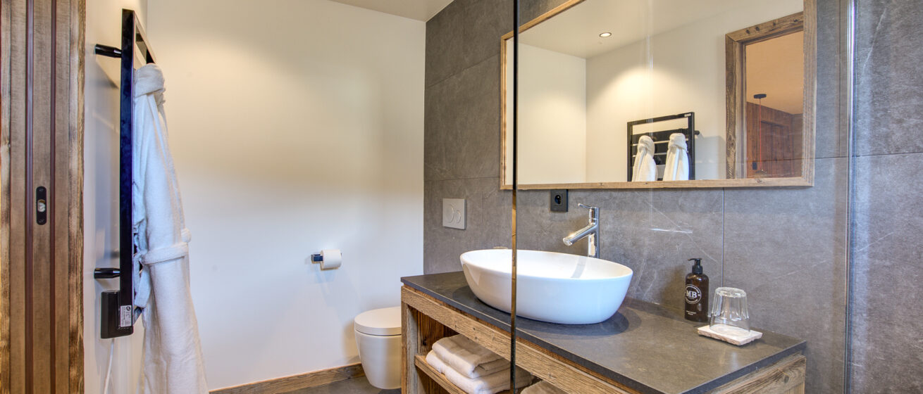 Chalet Bergeronnette, Meribel - ensuite bathroom